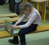 Książeczki z rozkładanymi ilustracjami są przeglądane przez znawców