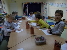 Na zdjęciu znajdują się może przyszli ilustratorzy książek dla dzieci