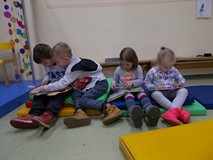 W miłym towarzystwie oglądanie książek i czasopism wychodzi najlepiej