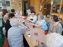 panie siedza przy stole na spotkaniu