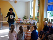 Grupa sześciolatków na lekcji bibliotecznej