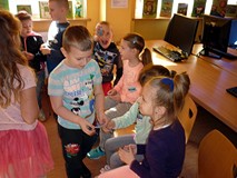 Dzieci losują puzzle z literkami