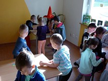 Dzieci dopasowują literowe puzzle do obrazków