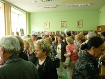 na zdjęciu zaproszeni goście podziwiają obrazy