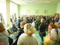 na zdjęciu zaproszeni goście podziwiają obrazy