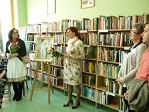 artystka otwiera wernisaż