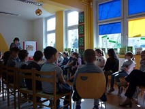 Liczna grupa trzecioklasistów zasiadła na krzesełakch. Pani Wiola przywitała dzieci powitaniem HEJSA