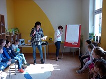 Bibliotekarka czyta na jakich zasadach Pani Małgosia będzie rysowała PORTRET PIPPI