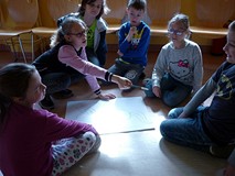 Dzieci podzielone na grupy rysują portret konia Alfonso - towarzysza przygód Pippi