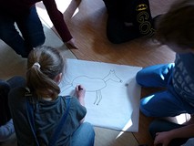 Dzieci podzielone na grupy rysują portret konia Alfonso - towarzysza przygód Pippi