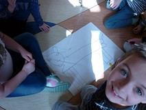 Dzieci podzielone na grupy rysują portret konia Alfonso - towarzysza przygód Pippi