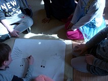 Dzieci podzielone na grupy rysują portret konia Alfonso - towarzysza przygód Pippi