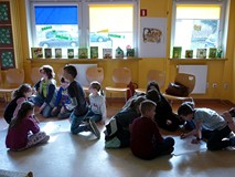 Dzieci podzielone na grupy rysują portret konia Alfonso - towarzysza przygód Pippi