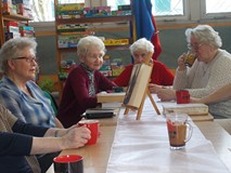 Cztery panie w czasie dyskusji o książce