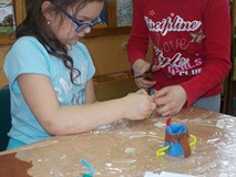 Dwie dziewczynki podczas zajęć plastycznych