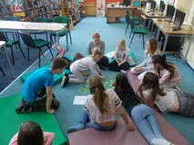 Dzieci grają w grę memory po angielsku