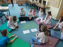 Dzieci odpowiadają na pytanie bibliotekarki w języku angielskim
