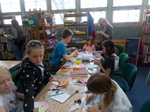 Dzieci ozdabiają papugi