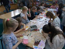 Dzieci podczas wykonywania pracy plastycznej