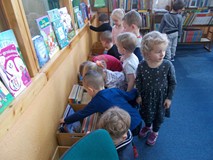 Dzieci wybierają książeczki dla siebie