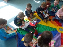Dzieci z uwagą przeglądają wybrane przez siebie książki