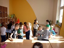 Kolejne zadanie polega na dopasowaniu literek do obrazków