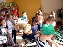 Dzieci szukają obrazków, których nazwy zaczynają się na wylosowaną literkę
