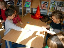 Dzieci szukają obrazków, których nazwy zaczynają się na wylosowaną literkę