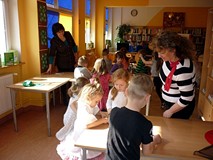 Panie bibliotekarka i wychowawczyni grupy sprawdzają jak dzieciom poszło dopasowanie literek do obra