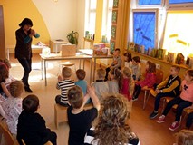 Bajkowe powitanie - chłopcy są rycerzami walczącymi mieczem z groźnym smokiem