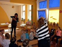 Bajkowe powitanie - wychowawczni tym razem zamieniła się w groźnego smoka, pożerającego dzieci