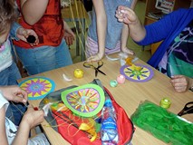 Każdy Łapacz Snów zostanie ozdobiony kolorowymi piórkami