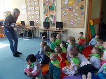 Bibliotekarka pokazuje przedszkolakom bohaterow znanych z ksiązek