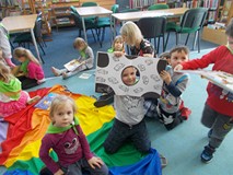 Chłopiec pozuje z ksiązką