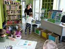 Dzieci podczas nauki segregacji śmieci