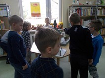 Dzieci przy makietach Kaplicy św.Gertrudy