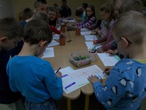 Prace plastyczne przy stolikach