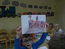 Zadowolony przedszkolak ze swoim rysunkiem Katedry