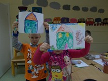 Dwoje dzieci i dwa rysunki Domek Kata