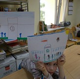 Rysunek koszalińskiego Ratusza z biało-czerwoną flaga