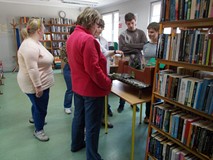 Wypożyczalnia dla dorosłych z makietą Katedry i częścią murów obronnych