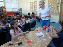 Bibliotekarka wspomaga pracę dzieci