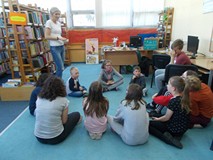 Dzieci siedza na dywanie podczas zabaw