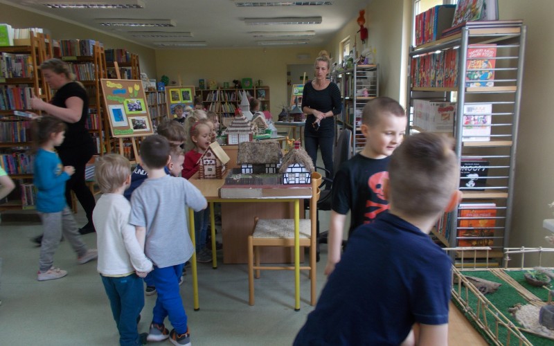 Dzieci oglądają wystawę o Koszalinie