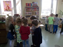Dzieci oglądają wystawę