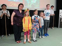 Najaktywniejsi czytelnicy Filii nr 1 wraz z kierowniczką filii Małgorzatą Trulką