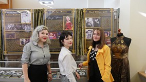 Uczestnicy Amerykańskiej Nocy w Bibliotece oglądają wystawę poświęconom gwiazdom kina amerykańskiego