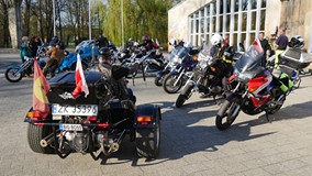 Motocylke z Klubu Motocyklowego Adventure na placu przed KBP