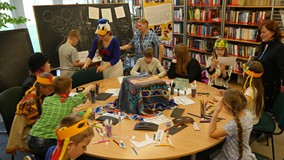 Uczestnicy Amerykańskiej Nocy w Bibliotece podczas warsztatów rysowania postaci Wolt'a Disney'a