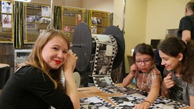 Uczestnicy Amerykańskiej Nocy w Bibliotece tworzą swój własny film